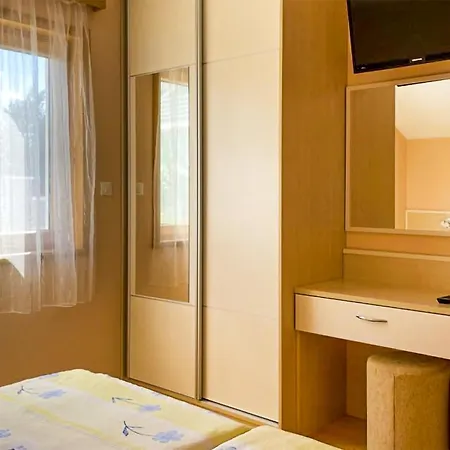 9 Bedroom Awesome In Starigrad Σπίτι διακοπών